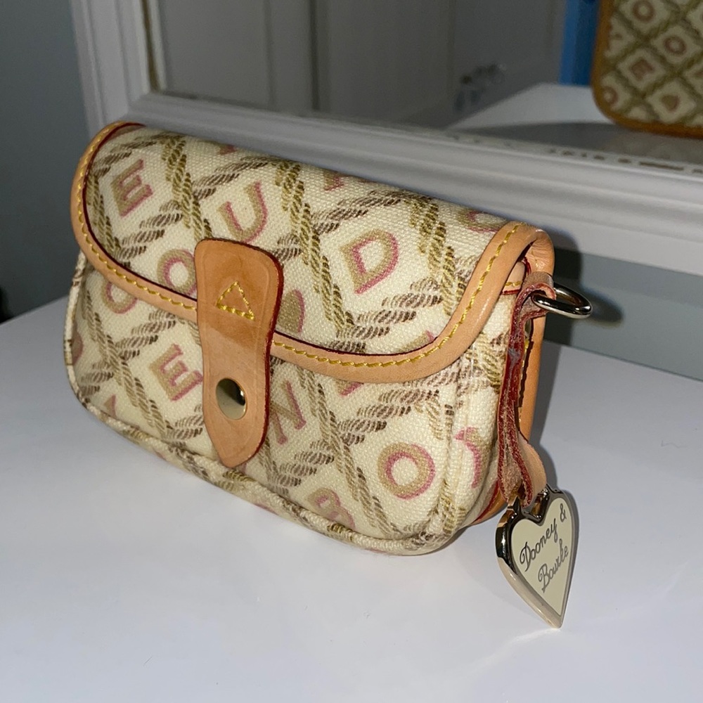 💖 Dooney & Bourke Cream Wallet💖